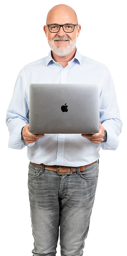 Johannes Lachmayer mit Apple Macbook in der Hand